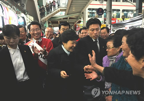 ▲ 새누리당 박근혜 비상대책위원장이 23일 오후 대구 서문시장을 방문해 상인들에게 손을 들어 인사를 하고 있다. ⓒ 연합뉴스