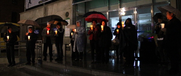 ▲ 23일, 10여명의 사람들이 중국의 탈북자 강제북송에 항의하는 촛불문화제에 참석했다. ⓒ뉴데일리