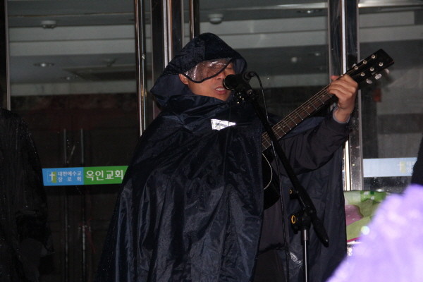 ▲  이호택 대표가 촛불문화제에서 기타를 치며 노래하고 있다. ⓒ뉴데일리
