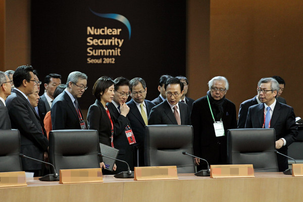 ▲ 이명박 대통령이 23일 2012서울핵안보정상회의가 열리는 서울 코엑스를 방문해 준비상황을 점검하고 있다. ⓒ 청와대 제공