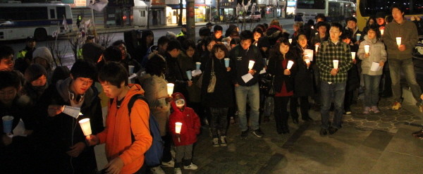 ▲ 23일 오후 서울 종로구 효자동 중국대사관 맞으편 옥인교회에서 열린 탈북자 강제북송 저지를 위한 '촛불 문화제'에서 시민들이 촛불을 들고 있다. ⓒ 뉴데일리