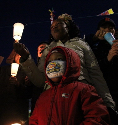 ▲ 문화제를 찾은 한 가족이 촛불을 들고 있다. ⓒ 뉴데일리