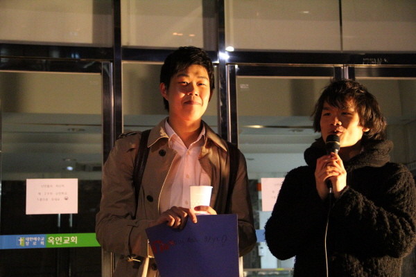 ▲ 이승렬 씨는 '친구들을 구해달라'고 러시아어로 직접 제작한 피켓을 들고 있다. ⓒ 뉴데일리