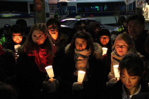▲ 프랑스, 스위스, 네덜란드 등에서 온 외국인들이 탈북자 강제북송 저지를 위한 '촛불 문화제'에 참석했다. ⓒ 뉴데일리