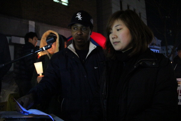 ▲ '피난처' 이원지 간사가 탈북자들을 위한 노래 '문을 열어두세요'를 부르고 있다. 이원지 간사가 작곡했고, '피난처' 김진하 간사가 작사했다. ⓒ 뉴데일리