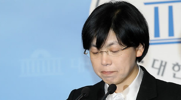 ▲ 통합진보당 이정희 대표가 23일 국회 정론관에서 서울 관악을 야권 단일후보 사퇴 기자회견을 하다가 울음을 참고 있다. ⓒ 연합뉴스