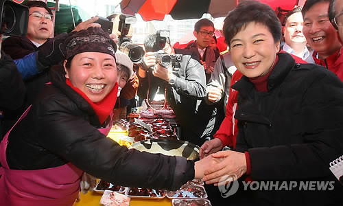 ▲ 박근혜 상인과 기념촬영(울산=연합뉴스) 새누리당 박근혜 비대위원장이 25일 울산시 중구 우정동 울산 태화시장을 방문, 상인과 기념촬영하고 있다. ⓒ