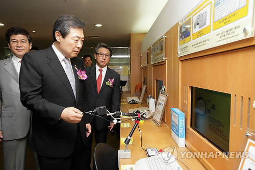 ▲ 서울교육청이 초중고생을 대상으로 인터넷 중독실태 전수조사에 나선다. 사진은 지난해 7월 서울 강서구에 문을 연 인터넷중독대응센터 개소식에 참석한 맹형규 행정안전부 장관이 시설을 둘러보는 모습.ⓒ 사진 연합뉴스