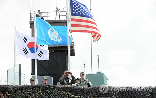 ▲ 2012핵안보정상회의 참석차 25일 방한한 오바마 미국 대통령이 판문점 공동경비구역을 방문해 오피오울렛에서 망원경으로 북측을 보고 있다. ⓒ 판문점 사진공동취재단=연합뉴스