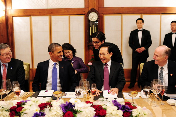 ▲ 이명박 대통령과 버락오바마 미국 대통령이 25일 정상회담 이후 가진 저녁 만찬자리에서 환하게 웃으며 대화하고 있다. ⓒ 청와대
