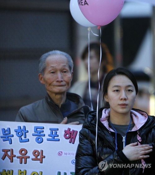 ▲ 지난 22일 서울 광화문 원표공원에서 열린 천안함 전사자 추모 집회에서 참가자들이 가슴에 손을 얹고 있다. ⓒ연합뉴스