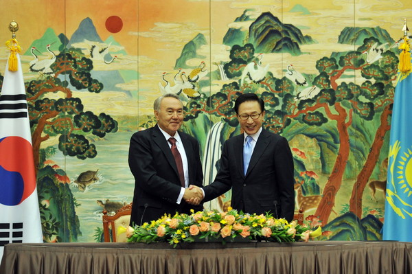 ▲ 지난 2010년 이명박 대통령이 나자르바예프 카자흐스탄 대통령과 정상회담 직후 악수를 나누는 모습. ⓒ 자료사진