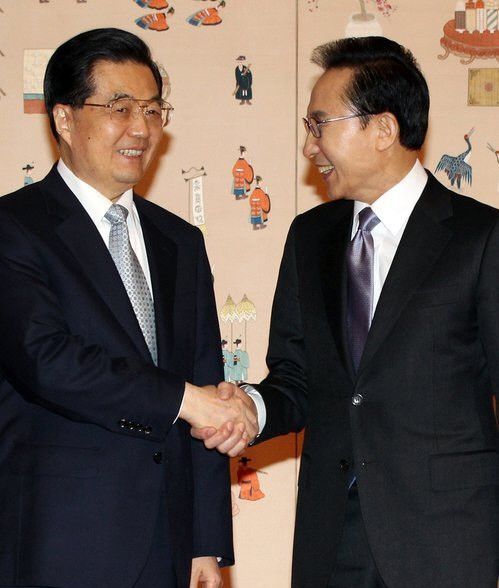 ▲ 이명박 대통령과 후진타오 중국 국가주석이 26일 오전 청와대에서 열린 한중 정상회담에 앞서 악수하고 있다.ⓒ연합뉴스