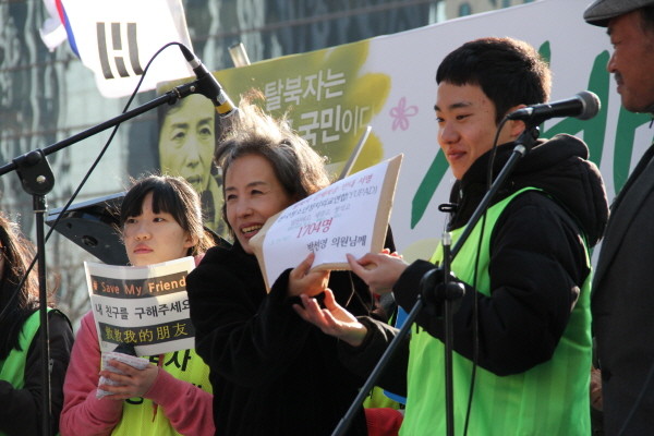 ▲ 전국청소년정치외교연합 박인규 회장은 '탈북자 북송반대 서명'을 모아 자유선진당 박선영 의원에게 전달했다. ⓒ 뉴데일리