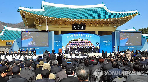 ▲ (대전=연합뉴스) 백승렬 기자 = 천안함 용사 유족들이 26일 대전 국립현충원에서 열린 천안함 용사 2주기 추모식에서 묵념하고 있다.ⓒ