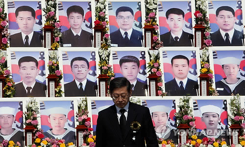 ▲ (대전=연합뉴스) 백승렬 기자 = 김황식 국무총리가 26일 대전 국립현충원에서 열린 천안함 용사 2주기 추모식에서 헌화하고 나서 뒤돌아 나오고 있다.ⓒ