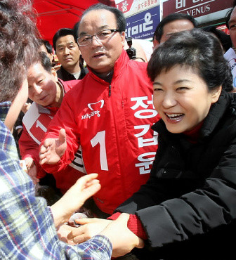 ▲ 새누리당 박근혜 비대위원장이 25일 정갑윤 의원 등 울산지역 후보들과 함께 울산시 중구 우정동 울산 태화시장을 방문, 상인들과 악수하고 있다. ⓒ 연합뉴스