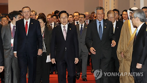 ▲ 이명박 대통령과 각국 정상들이 26일 오후 서울 삼성동 코엑스에서 열린 '2012 서울 핵안보정상회의' 업무만찬에 참석하고 있다. ⓒ 연합뉴스