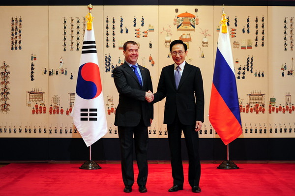 ▲ 이명박 대통령과 메드베데프 러시아 대통령이 26일 양국 정상회담을 갖기 직전 악수를 나누고 있다. ⓒ 청와대