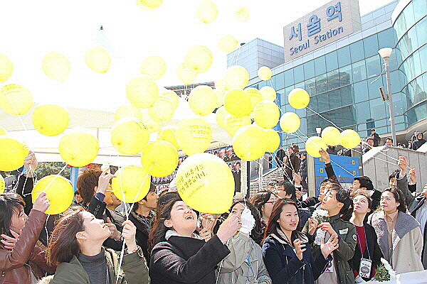 ▲ 대학생들은 천안함 용사와 한 준위를 위해 추모의 뜻을 담은 47개의 노란 풍선을 하늘로 날려보냈다.  ⓒ뉴데일리