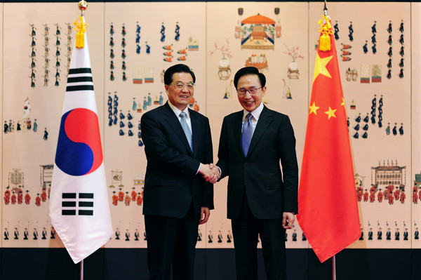 ▲ 이명박 대통령이 26일 핵안보정상회의 방한한 후진타오 중국 국가 주석과 정상회담에 앞서 악수를 나누고 있다. ⓒ 청와대