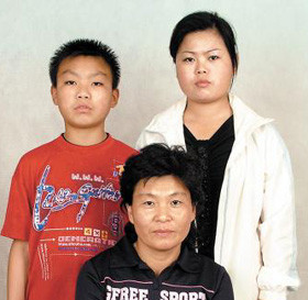 ▲ 중국 베이징 주재 한국 총영사관에서 3년 가까이 사실상 감금생활을 해온 국군포로 고 백종규씨의 친딸 백영옥(가운데)씨와 외손자 이강민군, 외손녀 이일심양 ⓒ 납북자가족모임 제공