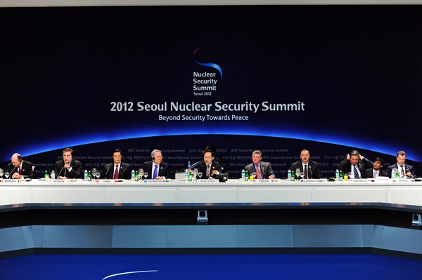 ▲ 이명박 대통령이 26일 핵안보정상회의에서 마련한 저녁 만찬에서 각국 정상들과 함께 환담을 나누고 있다. ⓒ 청와대