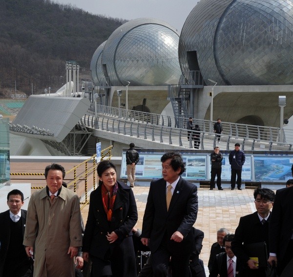 ▲ 국토해양부 권도엽 장관(왼쪽)의 안내로 이포보 소수력발전소 전시실로 들어서는 잉락 태국 총리(가운데).  ⓒ 이오봉 기자