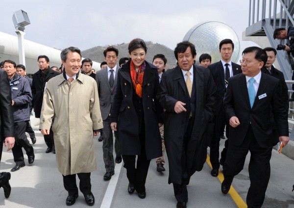 ▲ 국토해양부 권도엽 장관(왼쪽)과 4대강살리기추진본부 심명필 본부장(오른쪽)의 안내로 이포보 공도교를 걸어가면서 이포보 공사 과정과 기능에 대해 설명을 듣고 있는 잉락 태국 총리(가운데).  ⓒ 이오봉 기자