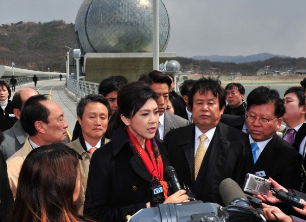 ▲ 이포보 공도교에서 국내외 취재진과  현장 인터뷰를 하고 있는 잉락 태국 총리.   ⓒ 이오봉 기자