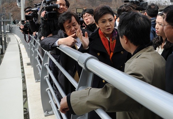 ▲ 국토해양부 권도엽 장관(오른쪽)과 4대강살리기추진본부 심명필 본부장(왼쪽)과 함께 이포보 권양기 앞에서 수문 작동 원리에 대해 질의를 하는 잉락 태국 총리(가운데).  ⓒ 이오봉 기자