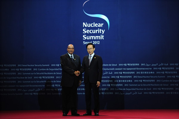 ▲ 이명박 대통령이 26일 핵안보정상회의 참석차 방한한 제이콥 주마 남아공대통령과 정상회의를 앞두고 악수를 나누고 있다. ⓒ 청와대