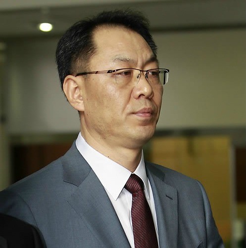 ▲ 4·11 총선 공천과 관련해 예비후보 박모씨로부터 1억1천만원의 금품을 받은 혐의로 사전구속영장이 청구된 심상대 전 민주통합당 사무부총장이 27일 오전 영장실질심사를 받고 서울중앙지법을 나서고 있다. ⓒ연합뉴스