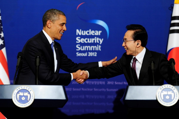 ▲ 이명박 대통령이 25일 서울 핵안보정상회의 차 방한한 버락 오바마 미국 대통령과 정상회담에 앞서 악수를 나누고 있다. ⓒ 뉴데일리