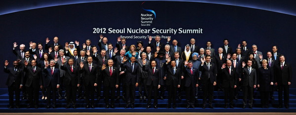 ▲ 2012 서울 핵안보정상회의에 참석한 정상들과 국제기구 대표들이 공식 일정을 모두 마친 뒤 기념촬영을 하고 있다. 의장국 정상인 이명박 대통령은 제일 한 가운데 섰고 버락 오바마 미국 대통령은 그 옆에 자리 했다. ⓒ 뉴데일리