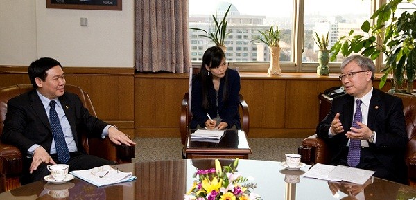 ▲ 김석동 위원장(우) Dr. Vuong Dinh Hue 베트남 재무부 장관(좌)