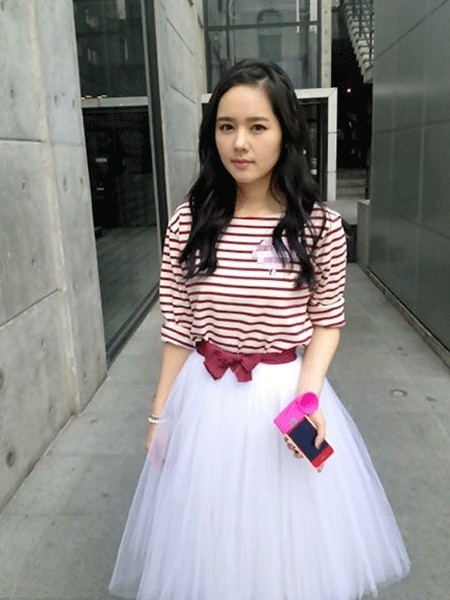 ▲ 배우 한가인이 공주스커트 입은 모습이 공개돼 화제다. ⓒ 온라인 커뮤니티
