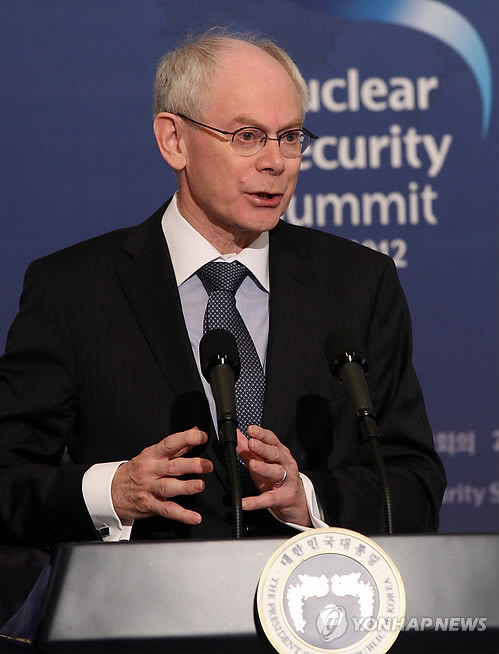 ▲ 헤르만 반 롬푀이 EU 상임의장이 28일 청와대에서 열린 한.EU 정상 공동 기자회견에서 '북한 로켓.핵무기' 포기를 촉구하고 있다.ⓒ연합뉴스