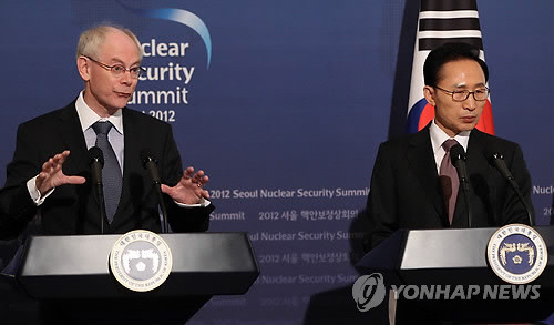 ▲ 헤르만 반 롬푀이 EU 상임의장이 28일 청와대에서 열린 한.EU 정상 공동 기자회견에서 이명박 대통령이 지켜보는 가운데 '북한 로켓.핵무기' 포기를 촉구하고 있다.ⓒ연합뉴스