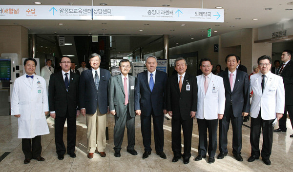 ▲ ⓒ나자르바예프 카자흐스탄 대통령(왼쪽에서 5번째)과 정희원 서울대학교병원장(왼쪽에서 6번째).