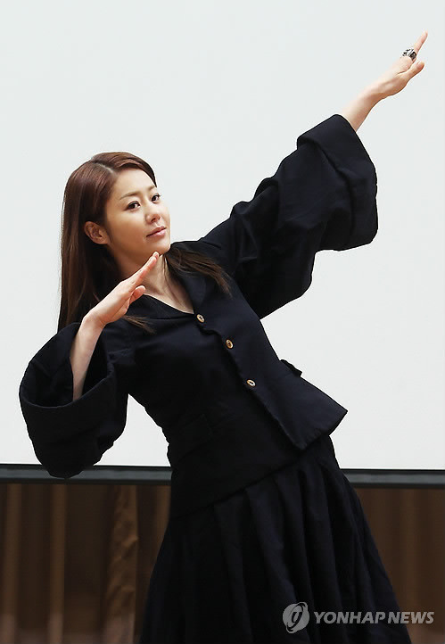 ▲ SBS TV 토크쇼 '고쇼(Go Show)제작발표회에 참석한 고현정이 포즈를 취하고 있다. ⓒ 연합뉴스