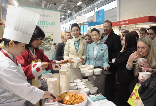 ▲ ⓒ2012 베를린 국제관광 박람회’에서 비빔밥과 인삼닭찜을 선보이고 있다.