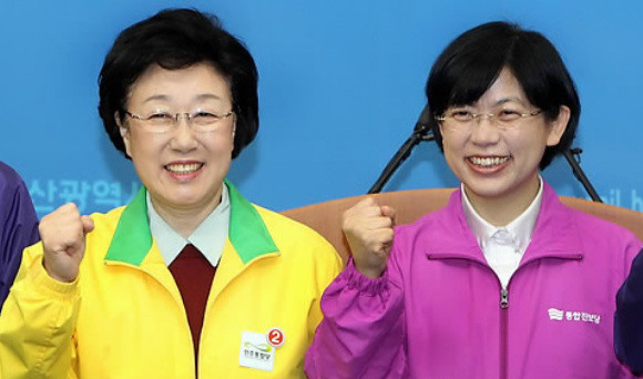 ▲ 박근혜 새누리당 비상대책위원장이 부산을 찾은 바로 다음날인 28일 오전, '야권연대' 한명숙 민주통합당 대표와 이정희 통합진보당 공동대표가 부산 시의회를 찾아 부산지역 야권후보들을 위해 파이팅하고 있다. ⓒ 연합뉴스