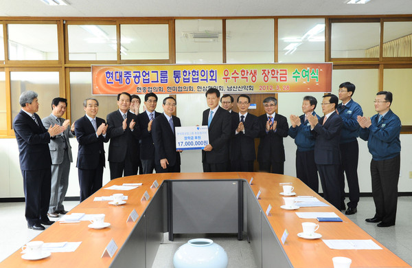 ▲ ⓒ현대중공업그룹통합협의회 송정석 회장(증서 오른쪽)과 울산 현대청운고 현영길 교장(증서 왼쪽).