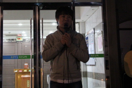 ▲ 탈북자 김충성씨는 28일 '탈북자 강제북송 저지'를 위한 촛불문화제 참석, "북한의 자유와 인권을 위해 촛불을 계속 들어달라"고 호소했다. ⓒ뉴데일리