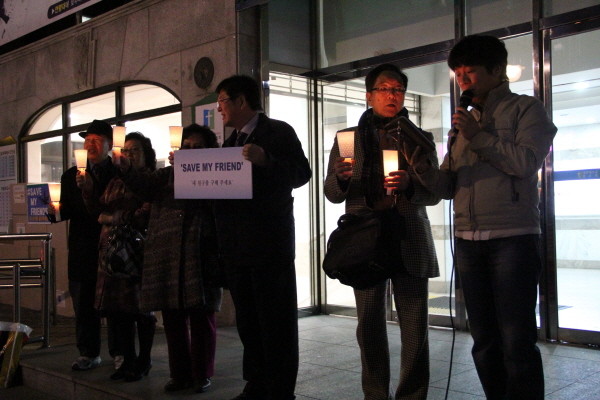 ▲ ‘행복이열리는교회’ 교인들은 이날 '촛불문화제'에서 노래를 부르기도 했다.  ⓒ뉴데일리