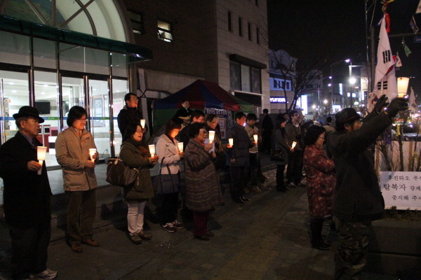 ▲ '촛불문화제'에 참석한 시민들이 중국대사관을 향해 기도하고 있다. ⓒ뉴데일리