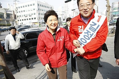 ▲ 4.11 총선 공식 선거운동이 시작된 29일 서울 신정네거리역 주변에서 새누리당 박근혜 선대위원장이 양천갑에 출마한 길정우 후보와 유세를 벌이고 있다. ⓒ길정우 후보 블로그