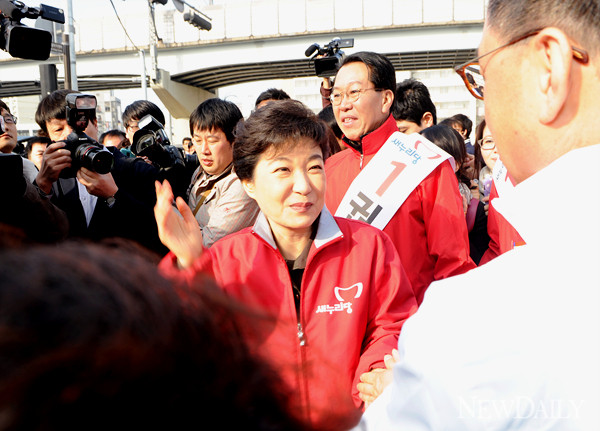 ▲ 새누리당 박근혜 선대위원장이 공식 선거운동 시작일인 29일 서울 대림역에서 지원 유세를 하고 있다. ⓒ뉴데일리