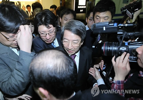 ▲ 정운찬 동반성장위원장이 29일 서울 서초구 서울 팔래스호텔에서 동반성장위원장 사퇴를 밝히는 기자회견을 마치고 기자들에게 둘러싸여 질문을 받고 있다. ⓒ 연합뉴스